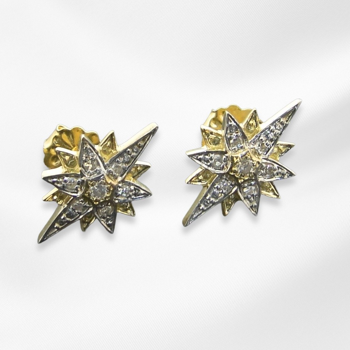 Par de Brincos Estrela de Ouro Amarelo com 14 Diamantes - Imagem 3