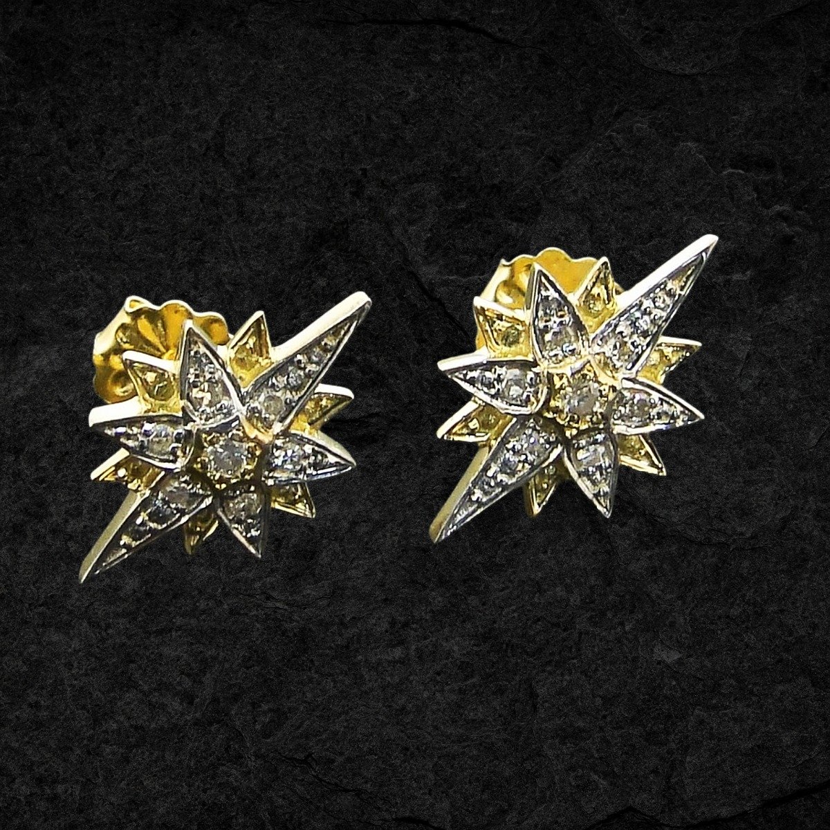 Par de Brincos Estrela de Ouro Amarelo com 14 Diamantes - Imagem 2