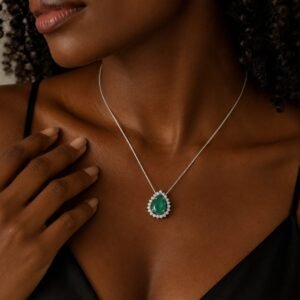 Pingente de Ouro Branco com Diamantes e Esmeralda