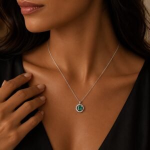 Pingente e Corrente de Ouro Branco com Esmeralda e 19 Diamantes