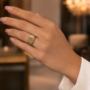 1781668 – Anel Trabalhado de Ouro Amarelo com Diamantes