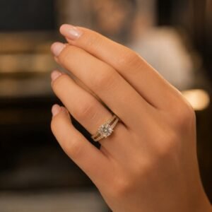 Anel Solitário com Diamantes e Cristal em Prata com Acabamento em Ouro Amarelo