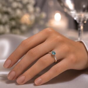 1795398 – Anel Solitário de Ouro Branco com Diamantes Laterais e Diamante Azul Central