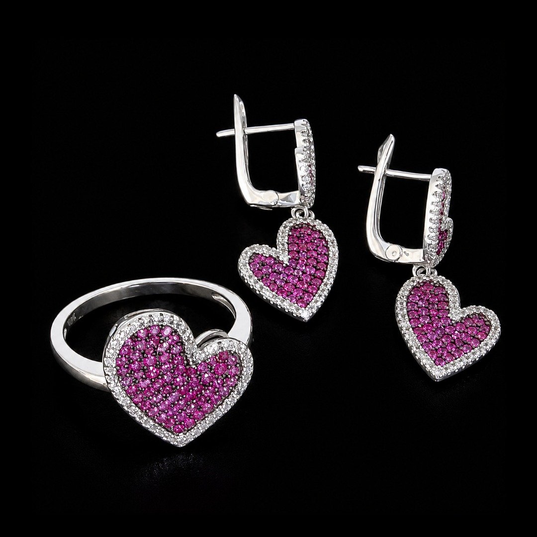 Conjunto Par de Brincos e Anel Coração de Prata com Diamantes de Laboratório e Rubis. - Imagem 2