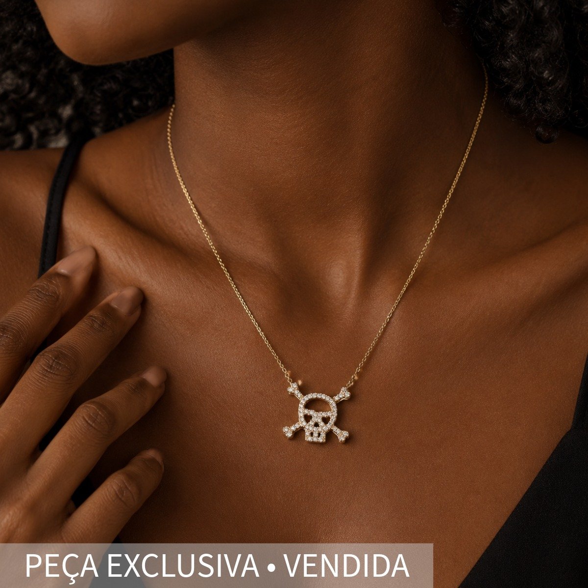 Colar Caveira de Ouro Amarelo com Diamantes totalizando 50 pts.