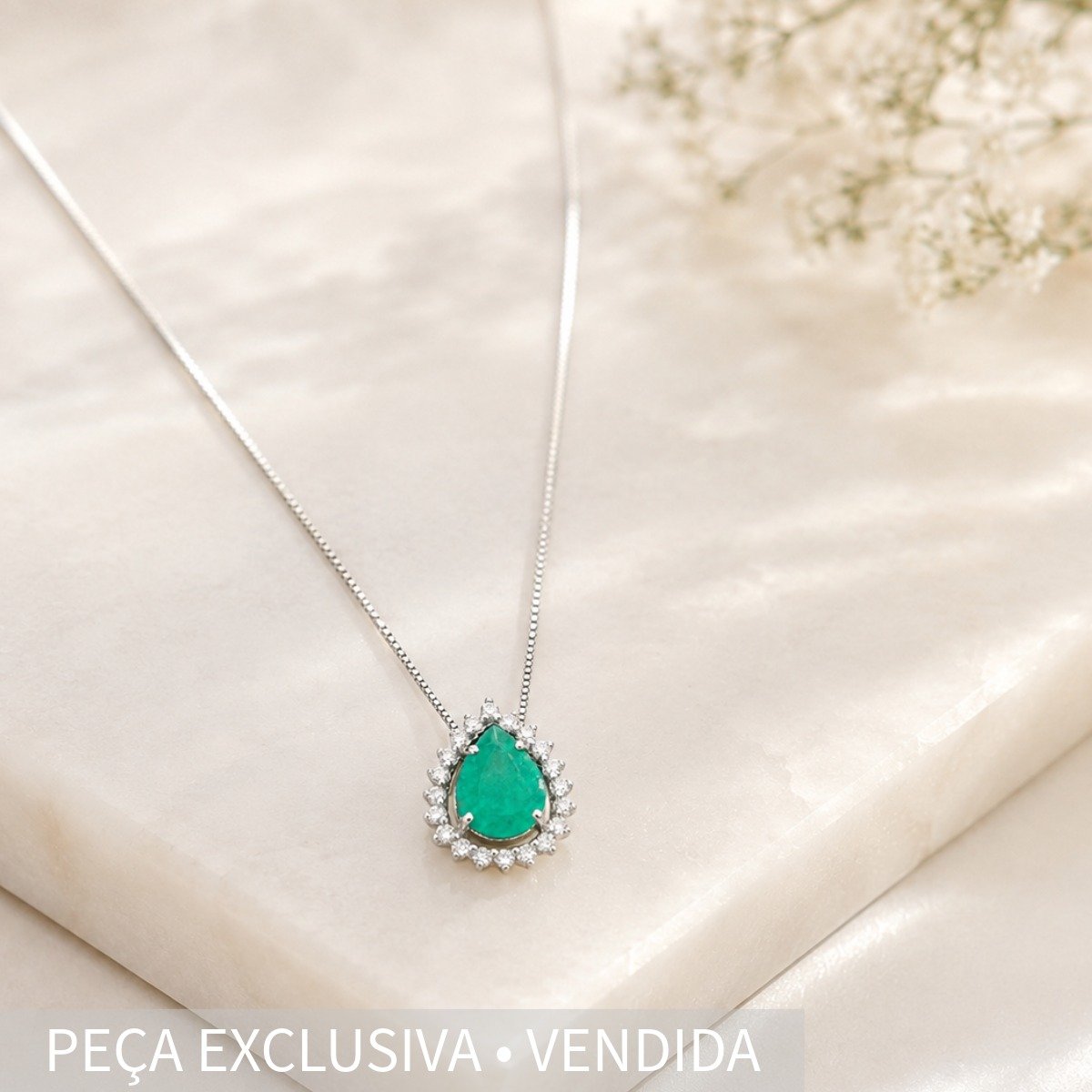 Corrente e Pingente de Ouro Branco com Diamantes e Esmeralda - Imagem 3